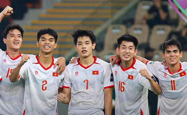 Đấu trường eSports với các game thủ đang thi đấu sôi nổi